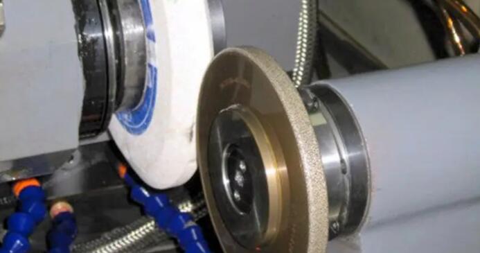 影響金剛石滾輪磨削性能的因素有哪些？